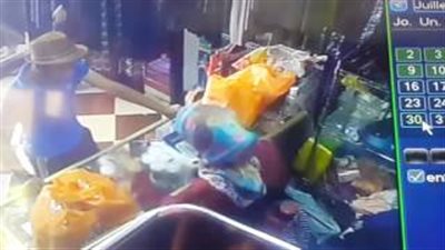 بالفيديو.. لص يستغل انشغال بائعة ويسرق هاتفها