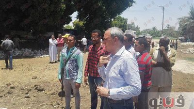 بالفيديو والصور.. محافظ قنا يقود حملة لإزالة التعديات بقرية الترامسة