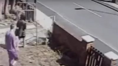 بالفيديو.. شاب يضع نفسه في موقف محرج أمام صديقته