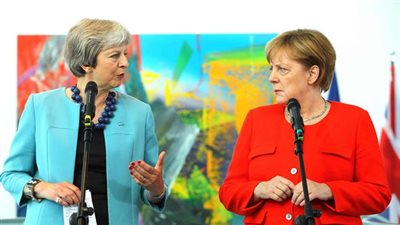 خبير في لغة الجسد يكشف سر الصداقة بين ميركل وماي (صور)