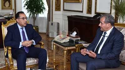 رئيس الوزراء يبحث مع وزير التموين إضافة المواليد الجديدة للبطاقات