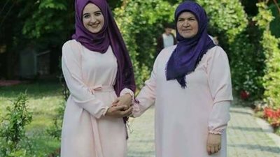 بالصور.. أم وابنتها تبهران رواد مواقع التواصل الاجتماعي