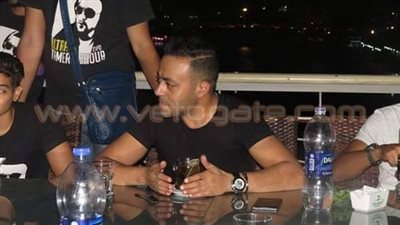 بالصور.. تامر عاشور يلتقي بالألتراس الخاص به