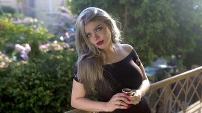 مؤلف «الحصان الأسود» يهاجم ياسمين الخطيب بسبب جلسات التصوير