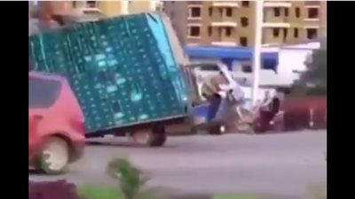بالفيديو.. شاهد ماذا حدث لسائق تروسيكل بسبب حمولة كبيرة