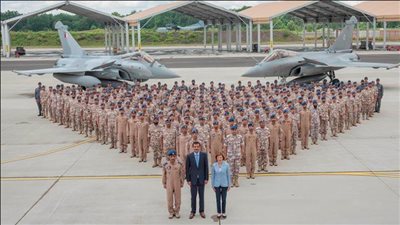 تميم يزور سرب «الرافال» القطري في فرنسا