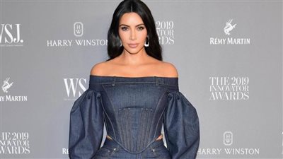 ابنة كيم كارداشيان تسير علي خطاها وتحمل حقيبة باهظة الثمن