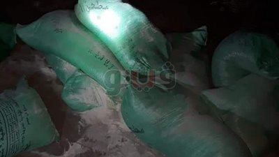 مهربو دقيق يعطلون حملة طاردتهم بإلقاء الأجولة بالشرقية (صور)