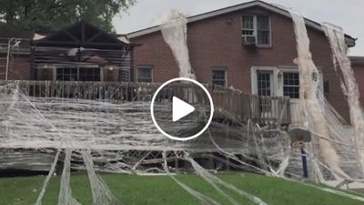 شاب يغلف منزل والديه بالشريط اللاصق (فيديو)