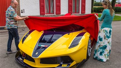 بالصور.. نائب رئيس جوجل يهدي زوجته أغلي سيارة «فيراري»