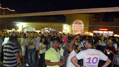 بالصور.. توافد الجمهور على حفل «حماقي» ببورتو مارينا