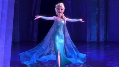 أب يجسد شخصية إحدى أميرات ديزيني للاحتفال بعيد ميلاد ابنته | فيديو