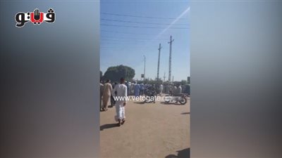 بالفيديو.. تصاعد أدخنة النيران يحجب الرؤية على طريق «قفط - قنا»