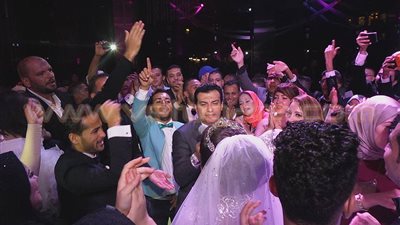 بالفيديو والصور.. إيهاب توفيق ينهي حفل زفاف وليد سليلمان بـ«تسلم الأيادي»