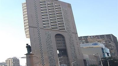 وقفة احتجاجية للعاملين بـ