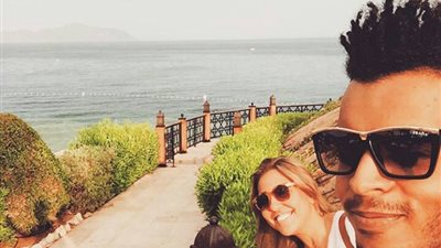 بالصور.. «أوكا» ومى كساب يستمتعان بشهر العسل على البحر