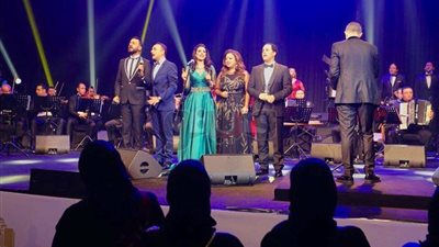 فرقة الموسيقى العربية تحيي حفلا في مسرح دار الحكمة بجدة (صور)