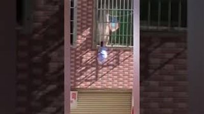 لقطات مروعة لطفل معلق من رقبته بين قضبان نافذة (فيديو)