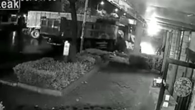 العناية الإلهية تنقذ رجلا من حادث تصادم مروع بين شاحنتين وسيارة (فيديو)