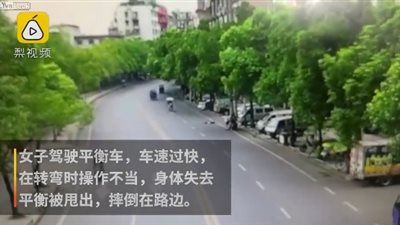 امرأة تتعرض لحادث مروع على طريق سريع (فيديو)