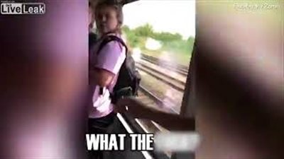 لحظة اعتداء رجل على فتيات بالضرب المبرح داخل قطار (فيديو)