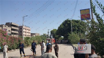 الدفع بسيارات إطفاء لإخماد النيران بطريق «قنا- قفط»