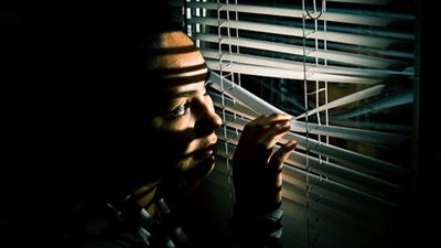 مأساة «إيناس» مع «الباشا».. طليقة ضابط شرطة تروي تفاصيل تشريدها وابنتها في الشارع: استعان بشقيقه وأسرته في الاستيلاء على محتويات شقتى.. حصلت على أحكام بحبسه وإلزامه بالنفقة ونفوذه 