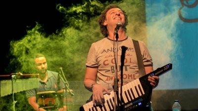 «خلطبيطة» يتألق في حضرة جمهورها بالجيزويت (صور)