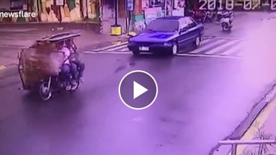 لحظة اعتداء شاب على أب وطفلته بالضرب المبرح (فيديو)