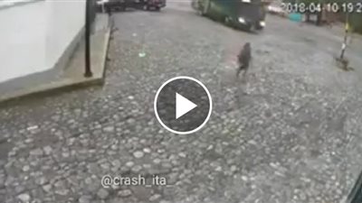 لحظة نجاة امرأة دهستها حافلة (فيديو)