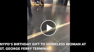 ضباط شرطة يحتفلون بعيد ميلاد امرأة مشردة (فيديو)