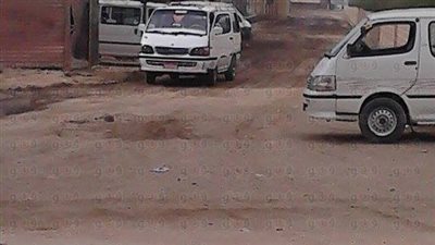 بالصور.. إضراب سائقى الميكروباص بأبوحماد عن العمل