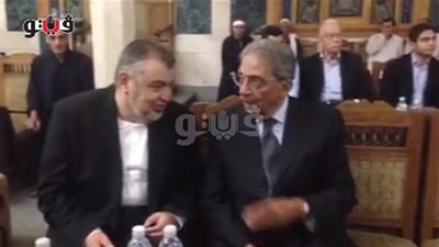 بالفيديو.. موسى وعبدالقدوس يتبادلان الضحكات في عزاء 