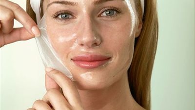 خطوات العناية ببشرتك الدهنية في عز الصيف