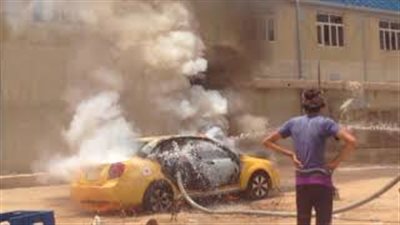 احتراق سيارة بالعراق بسبب ارتفاع درجات الحرارة (فيديو)
