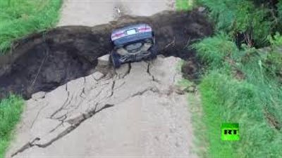 حفرة عملاقة تبتلع سيارة (فيديو)