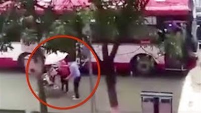 فتاة توقف حافلة لإعطاء زوجين مسنين مظلة أثناء هطول الأمطار (فيديو)