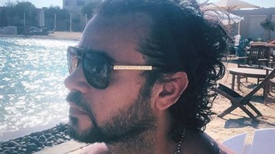 سامو زين ينشر صورة جديدة له على شاطئ البحر