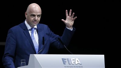 «فيفا» يدرس سحب مونديال 2022 من قطر