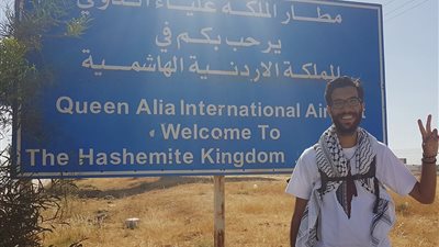 رحلة استمرت 11 شهرا.. قصة ناشط سويدي سافر فلسطين سيرا على الأقدام (صور)