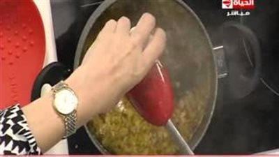 بالفيديو.. طريقة عمل الأرز بالدجاج المقرمش