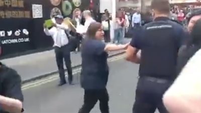 اشتباكات بين الشرطة ومحتجين بالحي الصيني في بريطانيا (فيديو)