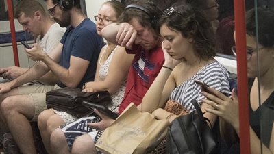 انصهار طرق في بريطانيا بسبب ارتفاع درجات الحرارة (فيديو وصور)