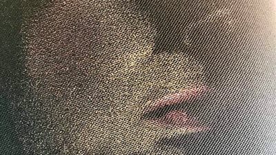 وجه فتاة يتحول لحديث الإنترنت بعد طبعه على مقعد سيارة (صور)