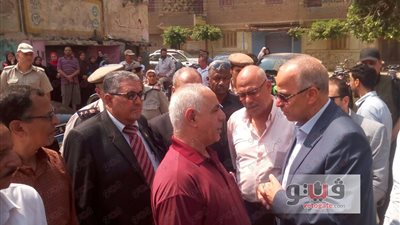 بالصور.. محافظ القليوبية لوالدة شهيد: «ياريتني كنت مكانه»