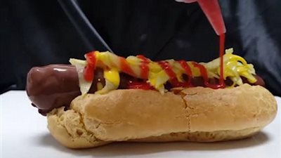 طباخ يثير حيرة مشاهدي حلواه بالوهم البصري (فيديو وصور)