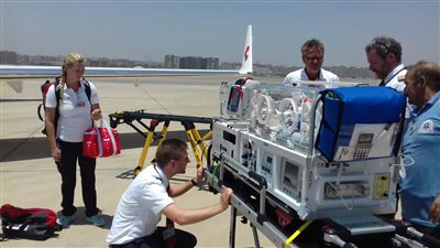 طائرة إسعاف خاصة لنقل رضيعة سويسرية بمطار القاهرة (صور)