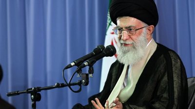 خامنئي قلق لتدهور الاقتصاد في رسالة لروحاني
