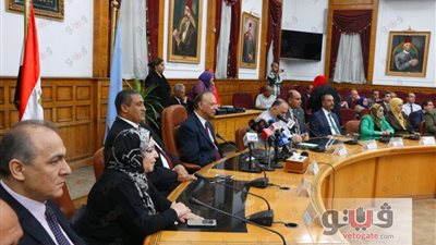 محافظ القاهرة يكرم 12 طالبا من أوائل الثانوية و3 بالدبلومات الفنية