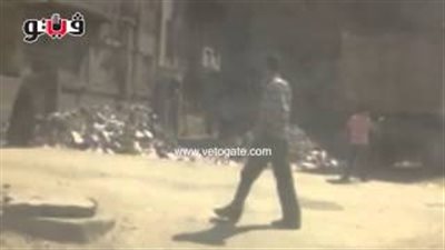 بالفيديو.. سيارة نقل القمامة تلقى حمولتها وسط الكتلة السكنية بالفيوم